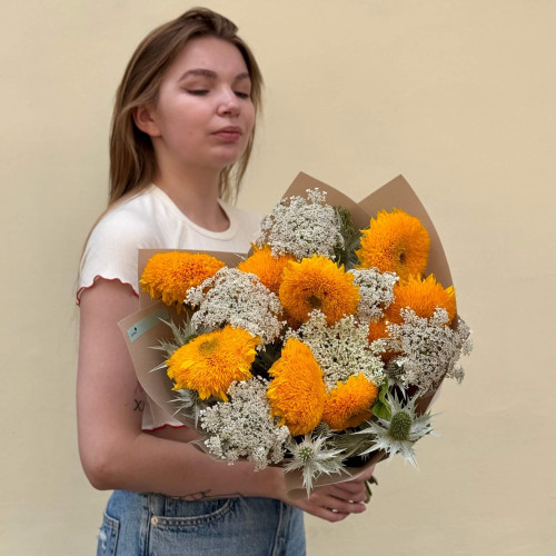 Цікавий яскравий букет із соняшниками сорту Teddy Bear «Пухнасті сонечка»