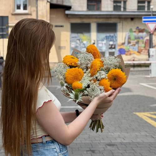 Цікавий яскравий букет із соняшниками сорту Teddy Bear «Пухнасті сонечка»