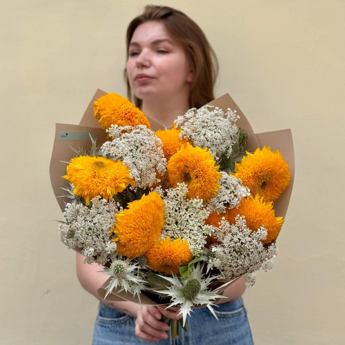 Цікавий яскравий букет із соняшниками сорту Teddy Bear «Пухнасті сонечка»