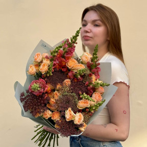 Літній букет з кущовою півонієвидною трояндою «Мандарин у шоколаді»