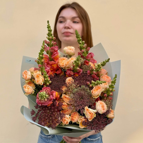 Літній букет з кущовою півонієвидною трояндою «Мандарин у шоколаді»