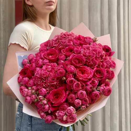 Яскравий насичено-малиновий букет з гортензіями та піоновидними трояндами «У ритмі любові»