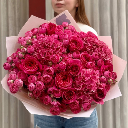 Яскравий насичено-малиновий букет з гортензіями та піоновидними трояндами «У ритмі любові»