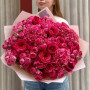 Яскравий насичено-малиновий букет з гортензіями та піоновидними трояндами «У ритмі любові»