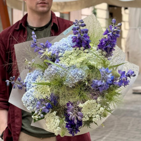 Польовий букет із настроєм океанічного бризу з дельфініумом та кущовою гортензію «Хвилі Атлантики»