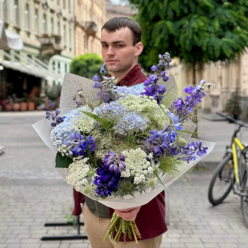 Польовий букет із настроєм океанічного бризу з дельфініумом та кущовою гортензію «Хвилі Атлантики»