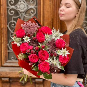 Розкішний червоний букет з піоновидною трояндою Red Piano «Романтична симфонія»