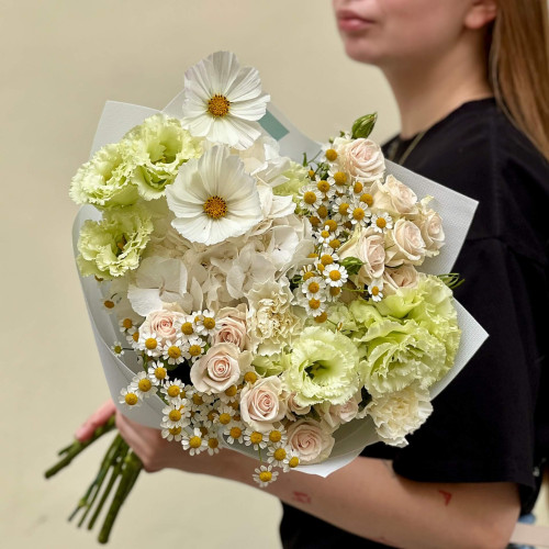 Нежный букет с космеей «Милая лёгкость»
