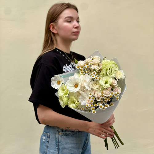 Нежный букет с космеей «Милая лёгкость»