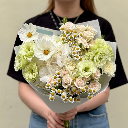 Нежный букет с космеей «Милая лёгкость»