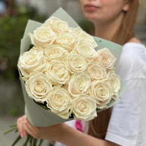 17 білих троянд Playa Blanca у букеті «Розкішні перлини»