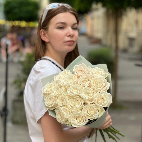 17 білих троянд Playa Blanca у букеті «Розкішні перлини»