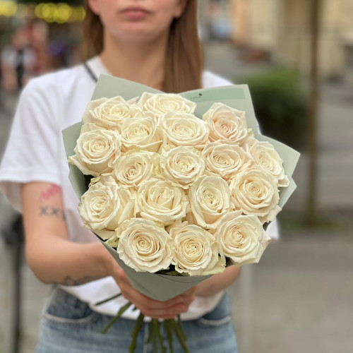17 білих троянд Playa Blanca у букеті «Розкішні перлини»