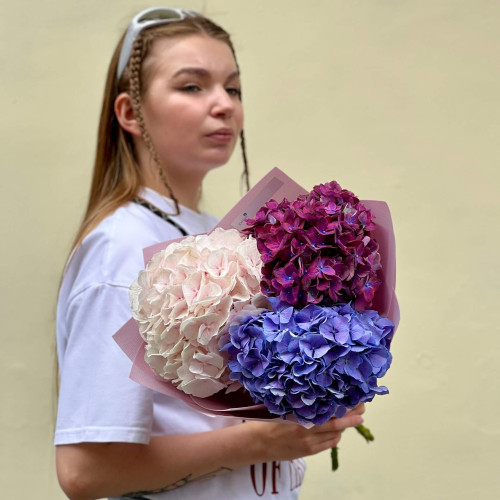 3 гортензии в букете «Виноградный мармелад»