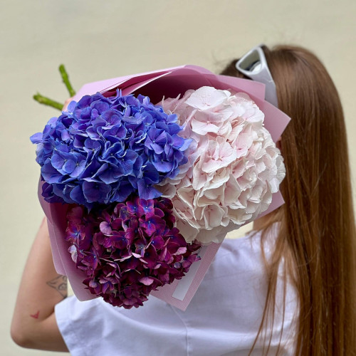 3 гортензии в букете «Виноградный мармелад»