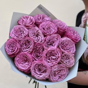 Букет із 17 півонієподібних троянд Queens Crown «Лавандова корона»