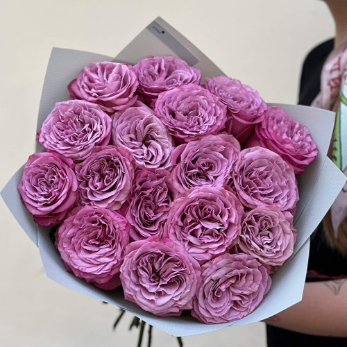 Букет із 17 півонієподібних троянд Queens Crown «Лавандова корона»