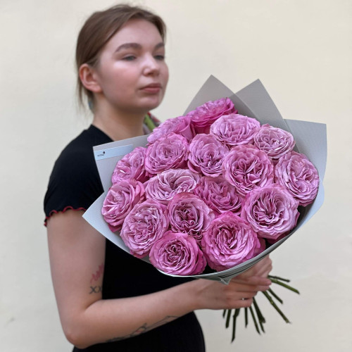 Букет із 17 півонієподібних троянд Queens Crown «Лавандова корона»