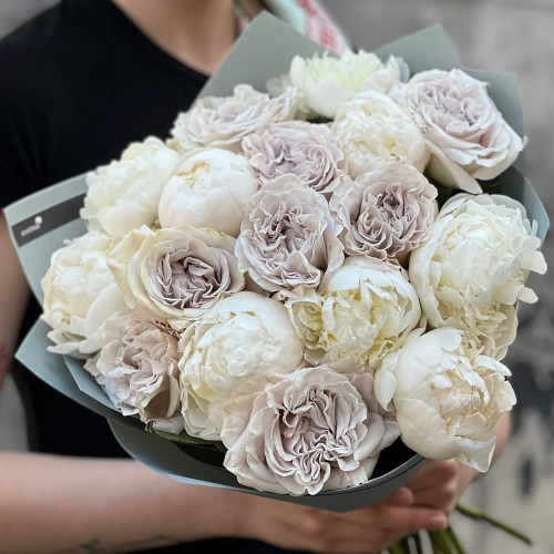 Букет з півоніями та трояндами сорту Westminster Abbey «Мереживне королівство»