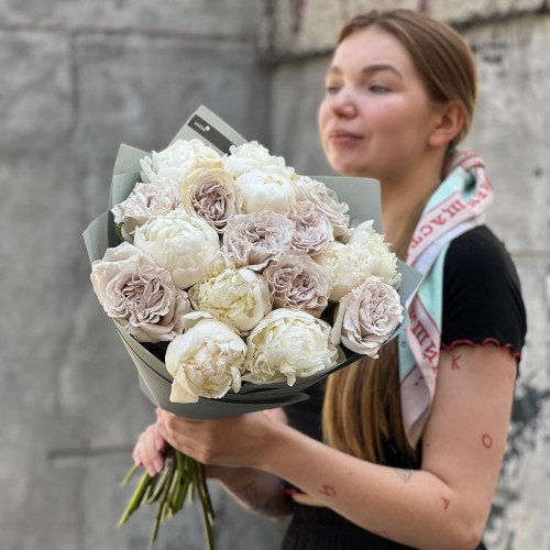 Букет з півоніями та трояндами сорту Westminster Abbey «Мереживне королівство»