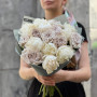 Букет з півоніями та трояндами сорту Westminster Abbey «Мереживне королівство»