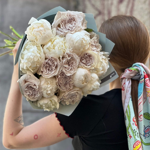 Букет з півоніями та трояндами сорту Westminster Abbey «Мереживне королівство»