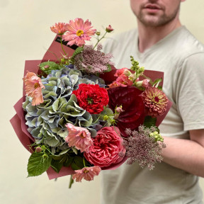 Яскравий букет з піоновидними трояндами «Червона рута»
