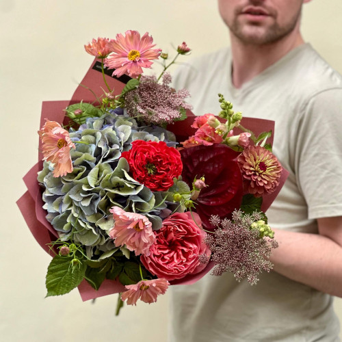 Яскравий букет з піоновидними трояндами «Червона рута»