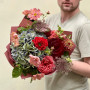 Яскравий букет з піоновидними трояндами «Червона рута»