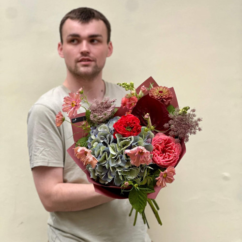 Яскравий букет з піоновидними трояндами «Червона рута»