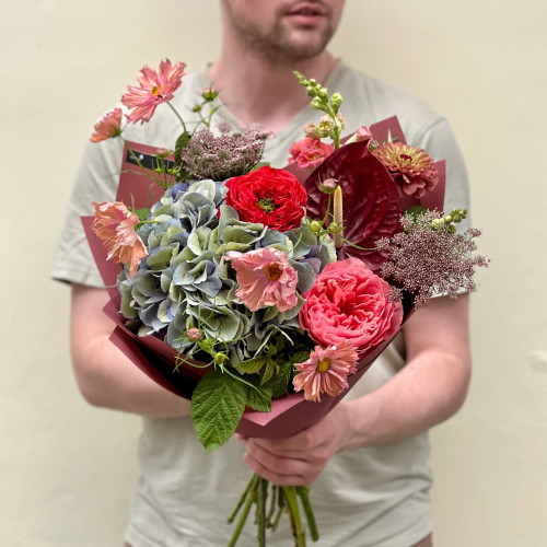 Яскравий букет з піоновидними трояндами «Червона рута»