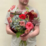 Яскравий букет з піоновидними трояндами «Червона рута»
