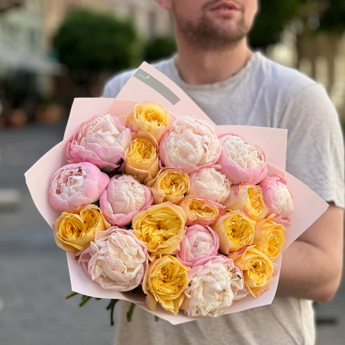 Чарівне поєднання півоній Gardenia та півонієвидних троянд Sunny X-Pression у букеті «Медова мелодія»