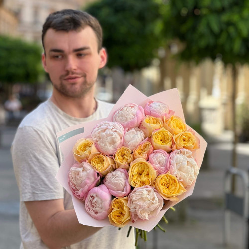 Чарівне поєднання півоній Gardenia та півонієвидних троянд Sunny X-Pression у букеті «Медова мелодія»