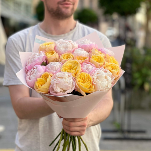 Чарівне поєднання півоній Gardenia та півонієвидних троянд Sunny X-Pression у букеті «Медова мелодія»