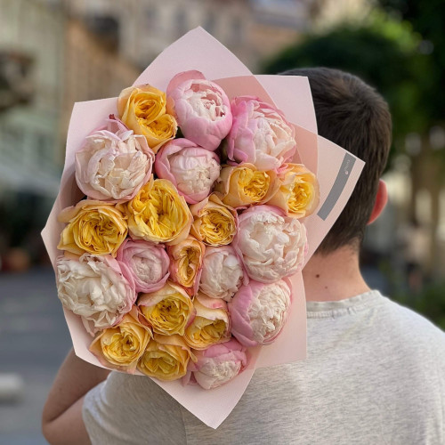 Чарівне поєднання півоній Gardenia та півонієвидних троянд Sunny X-Pression у букеті «Медова мелодія»