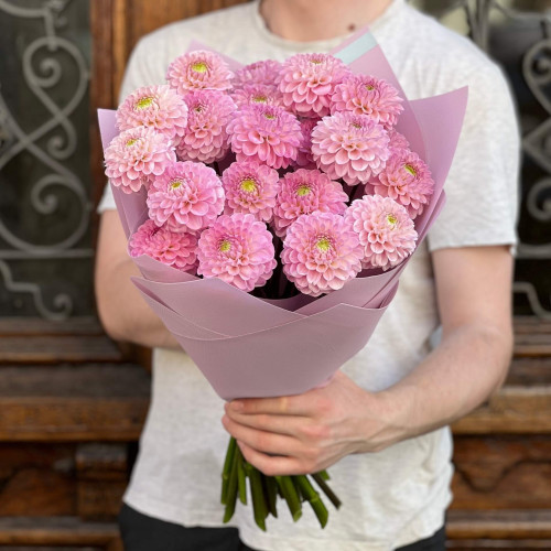 23 жоржини сорту Stolze Von Berlin у букеті «Рожеве намисто»