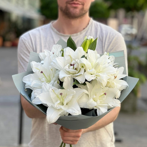 3 вишукані махрові лілії сорту Chardonnay в букеті «Ангельський аромат»