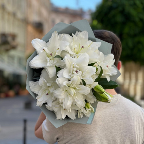 3 вишукані махрові лілії сорту Chardonnay в букеті «Ангельський аромат»