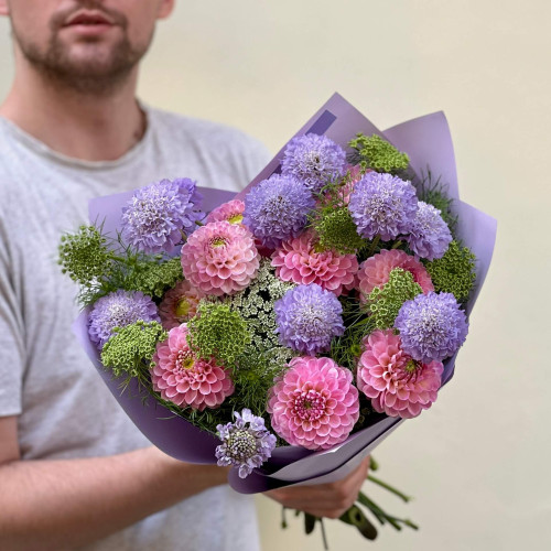 Ніжний букет з жоржинами «Серпневий сон»