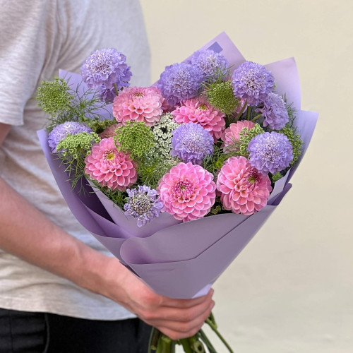 Ніжний букет з жоржинами «Серпневий сон»