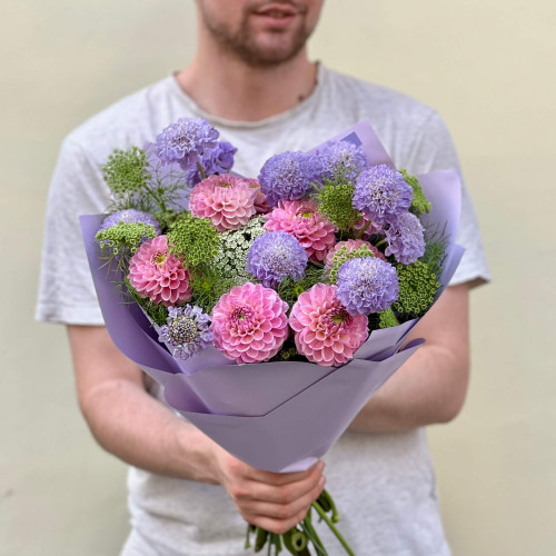 Ніжний букет з жоржинами «Серпневий сон»