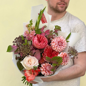 Яскравий букет з півонієвидними трояндами «Любляче серце»