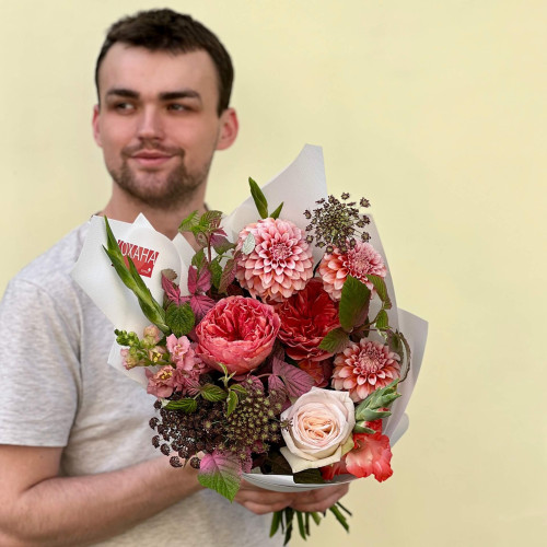 Яскравий букет з півонієвидними трояндами «Любляче серце»