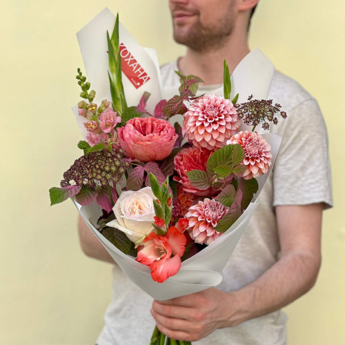 Яскравий букет з півонієвидними трояндами «Любляче серце»