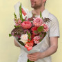 Яскравий букет з півонієвидними трояндами «Любляче серце»