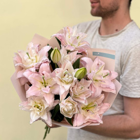 3 ніжно-рожеві махрові лілії сорту Amistad у букеті «Замріяна Лілія»