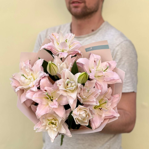 3 ніжно-рожеві махрові лілії сорту Amistad у букеті «Замріяна Лілія»