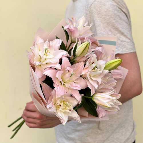3 ніжно-рожеві махрові лілії сорту Amistad у букеті «Замріяна Лілія»