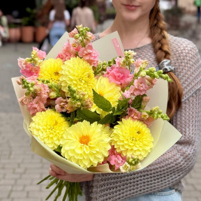 Яскравий літній букет з жоржинами «Лагідне сонечко»